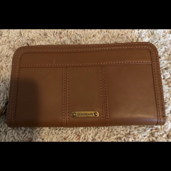 🔥NEW PRICE DROP🔥 Beautiful leather Burberry wallet - Picture 1 of 3